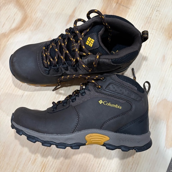 Columbia Omni Grip Hiking Boot size 5 Boys - Like New - Picture 3 of 6